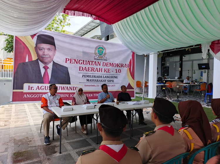 Foto: Anggota DPRD Kaltim, Agus Suwandi, berbicara di hadapan warga dalam kegiatan Penguatan Demokrasi Daerah ke-10 di Kelurahan Air Hitam, Samarinda Ulu, Kamis, 23 Oktober 2025.