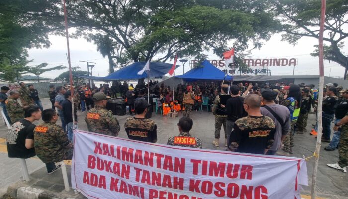 Aksi protes menolak pemangkasan Dana Bagi Hasil di depan Teras Samarinda, tepat berhadapan dengan Kantor Gubernur Kaltim.