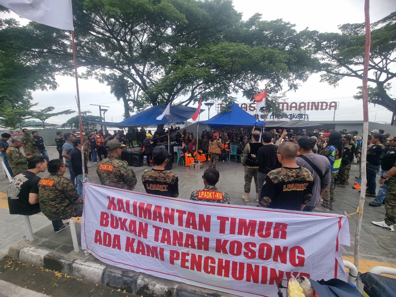 Aksi protes menolak pemangkasan Dana Bagi Hasil di depan Teras Samarinda, tepat berhadapan dengan Kantor Gubernur Kaltim.