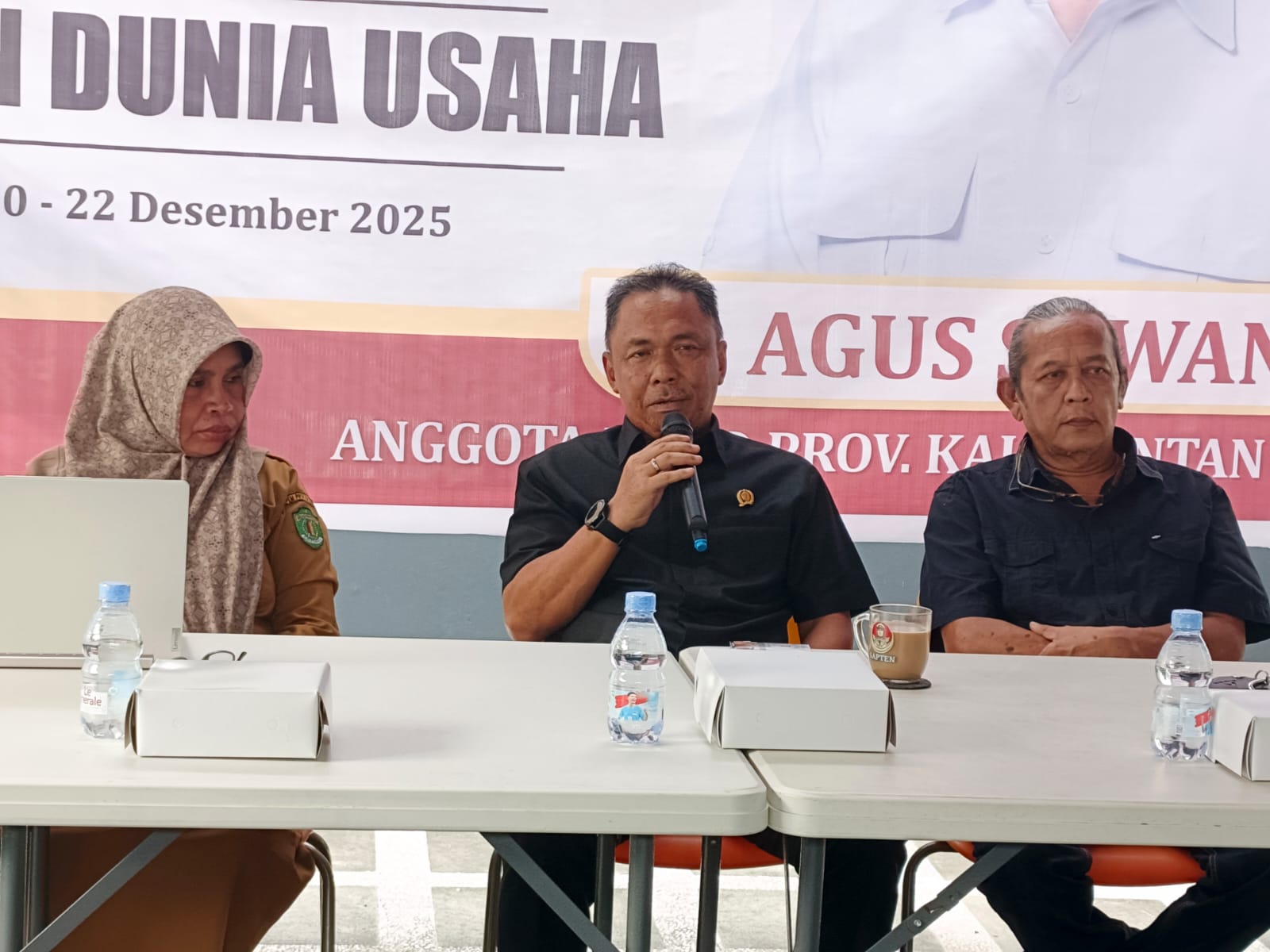 Agus Suwandi menyampaikan materi Penguatan Demokrasi Daerah ke-12 bertema Pasar dan Dunia Usaha di Kelurahan Air Hitam, Samarinda Ulu, Minggu (21/12/2025), di hadapan warga setempat.